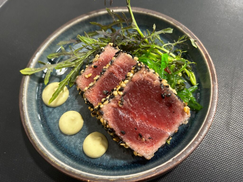 Tuna with sesame crust on wakame